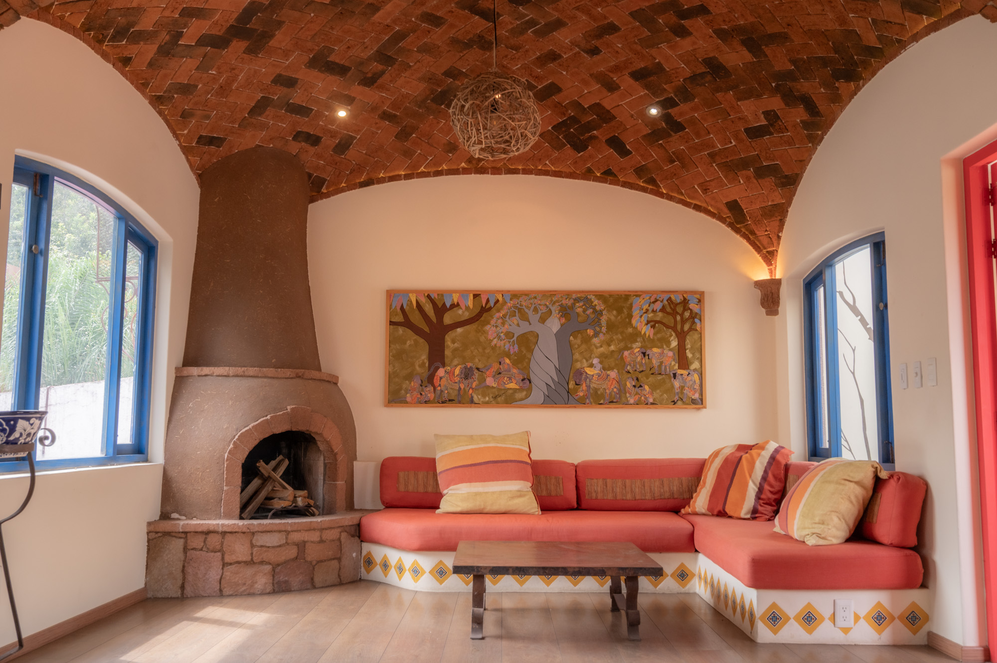 Sala principal con chimenea y arco de ladrillo — Pradera 65, Morelia