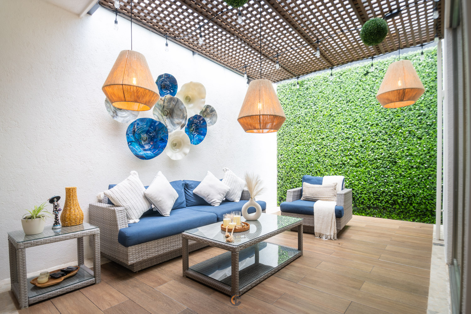 Patio exterior con jardín verde — Residencia Altozano, Morelia