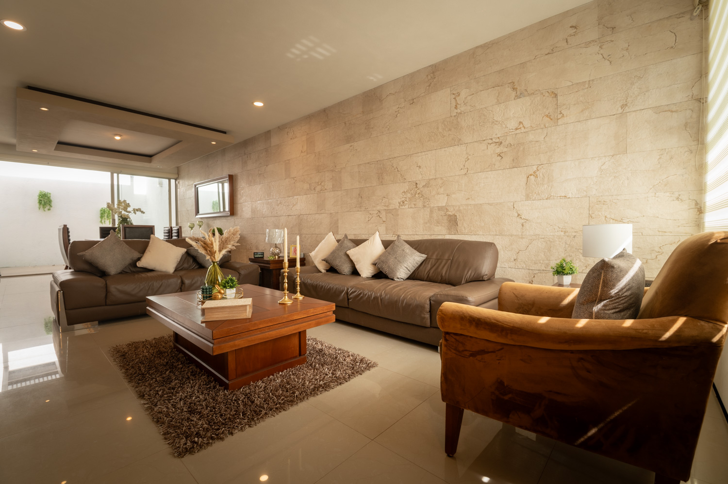Sala amplia con pared de mármol — Paseo del Cóndor 214, Morelia
