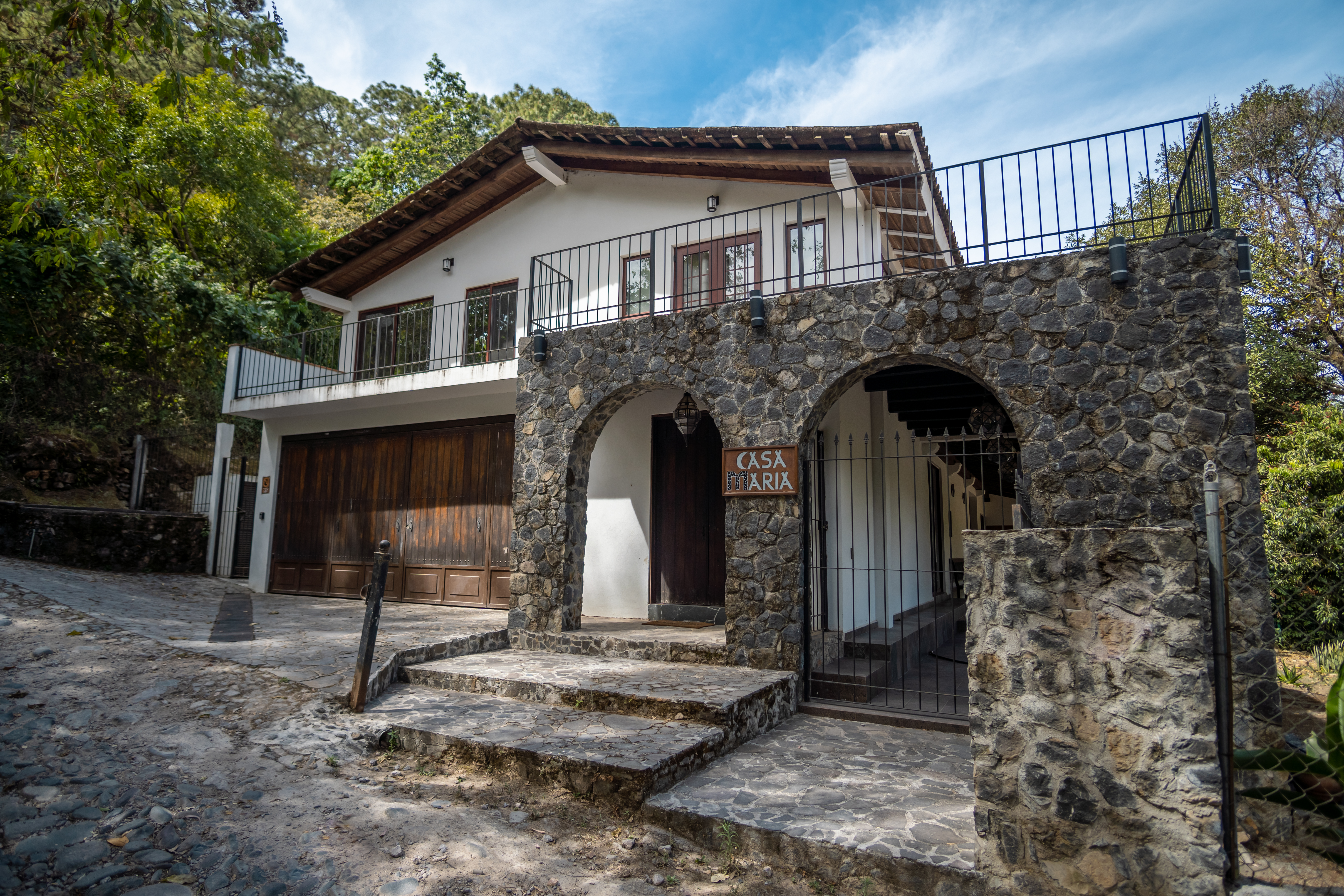 Fachada de piedra en el bosque — Casa Aria, Zapopan